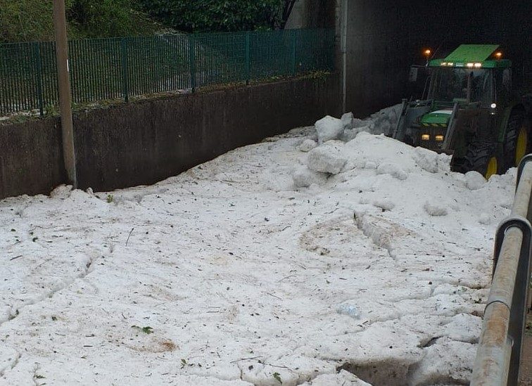 Pazzo luglio, a Cislago arriva anche lo spazzaneve FOTO