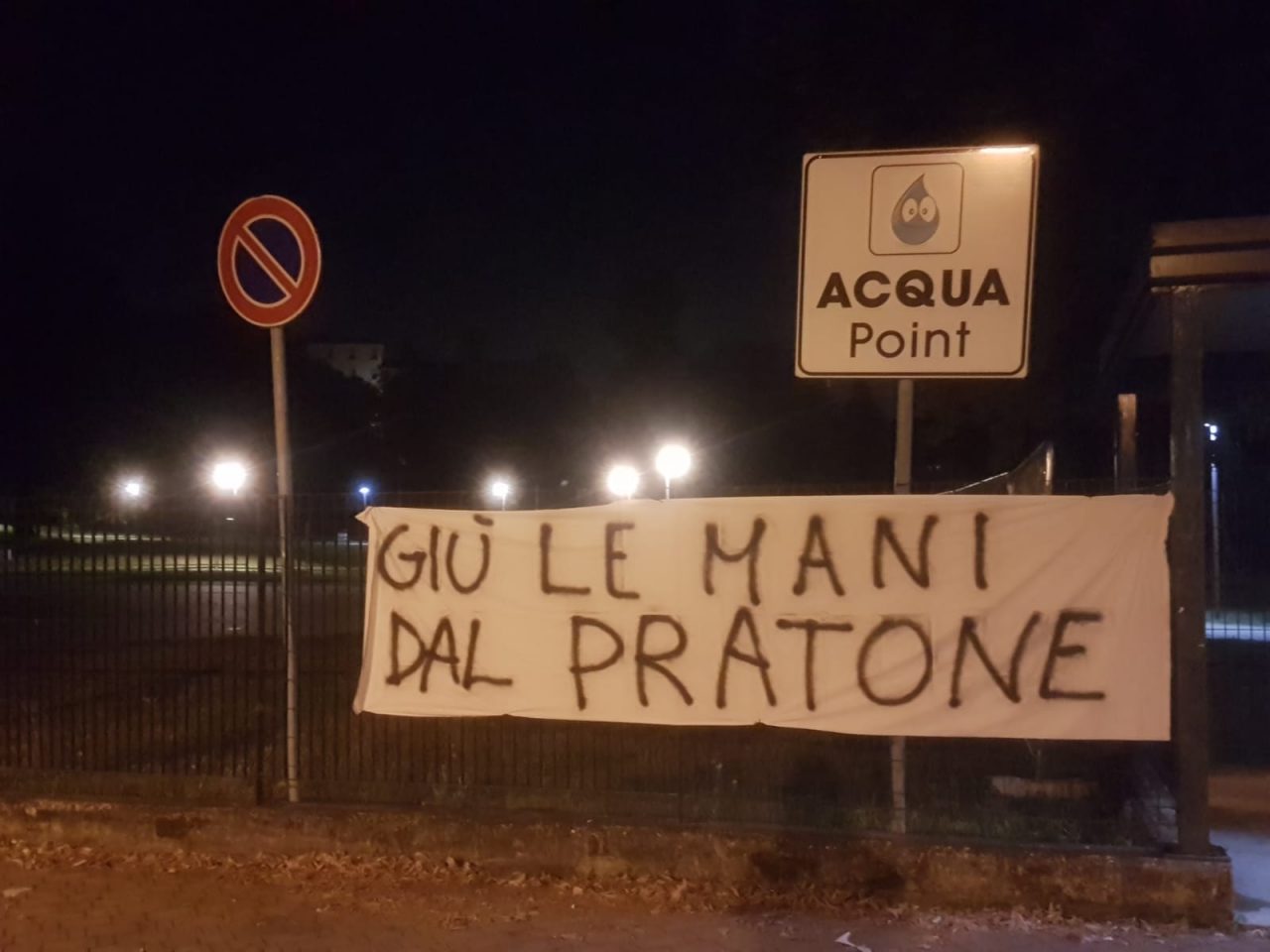 “Giù le mani dal Pratone”: tre liste e uno striscione contro le nuove cucine