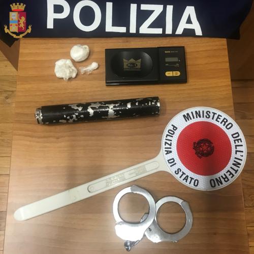 Cocaina e un silenziatore per pistola in casa: denunciato 39enne