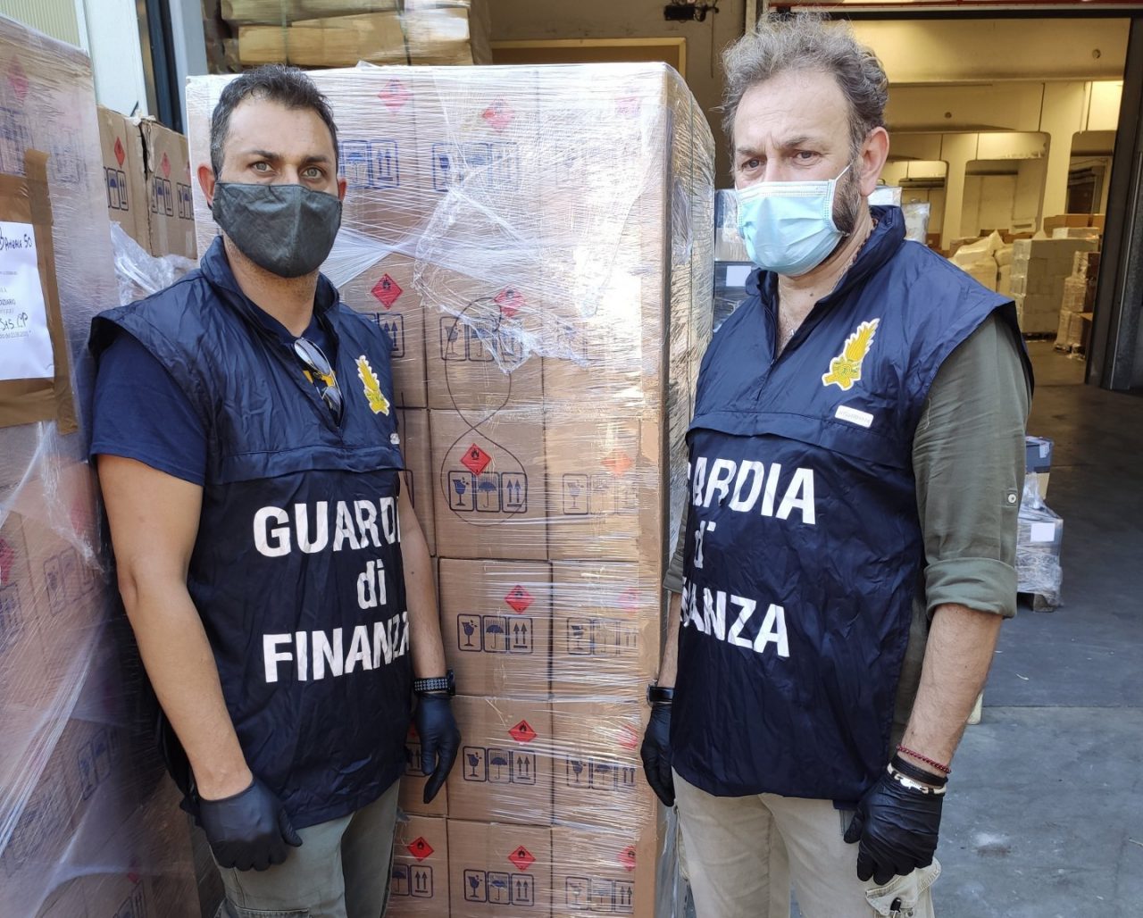 Oltre 300mila flaconi di falso igienizzante sequestrati dalla Finanza: truffa tra Como, Milano e Varese
