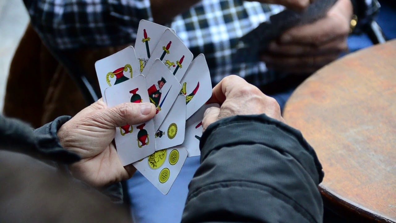 Nuova ordinanza in Regione: via le mascherine all’aperto, si torna a giocare a carte