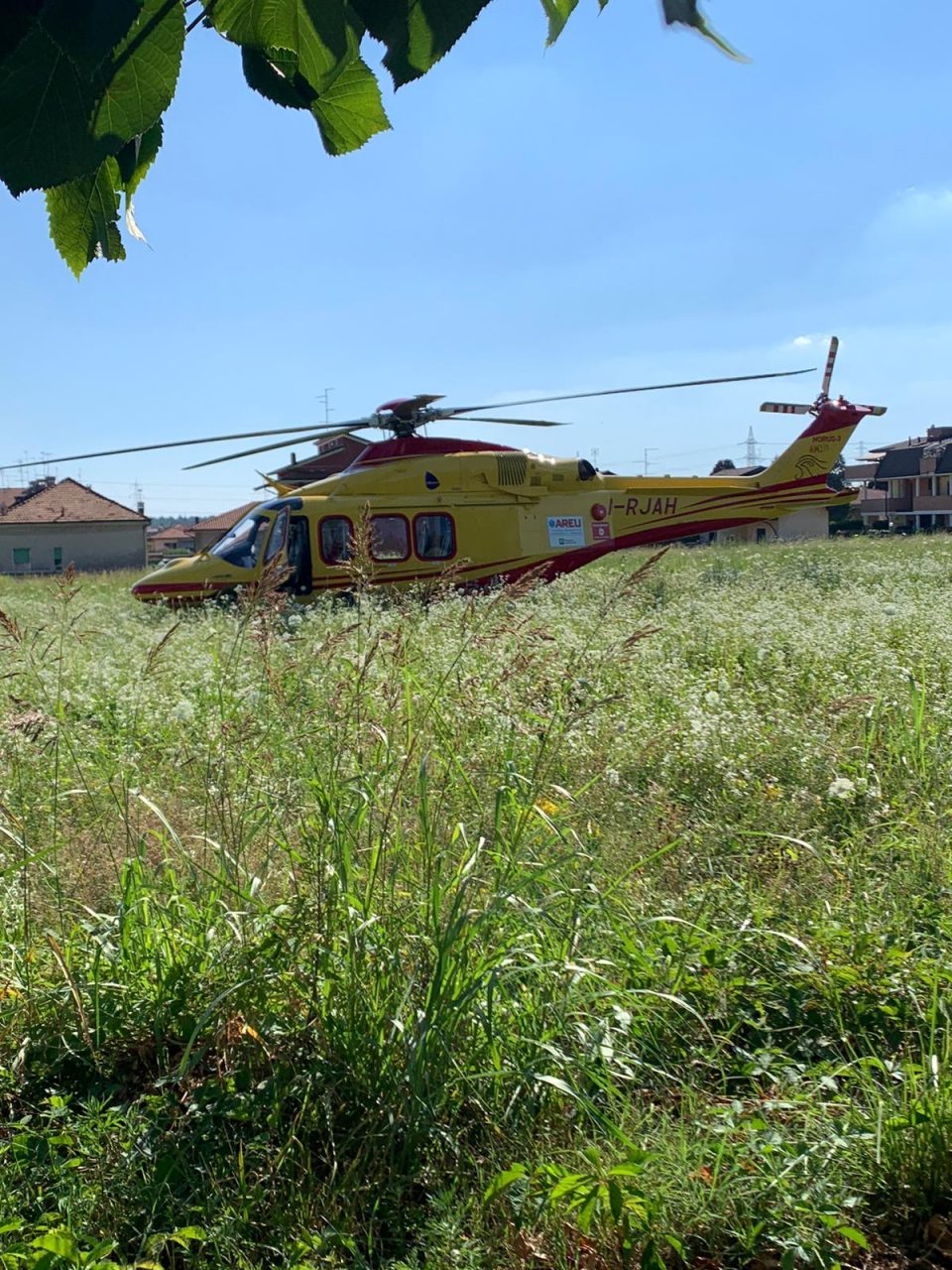 Schianto tra auto e moto: harleysta in ospedale