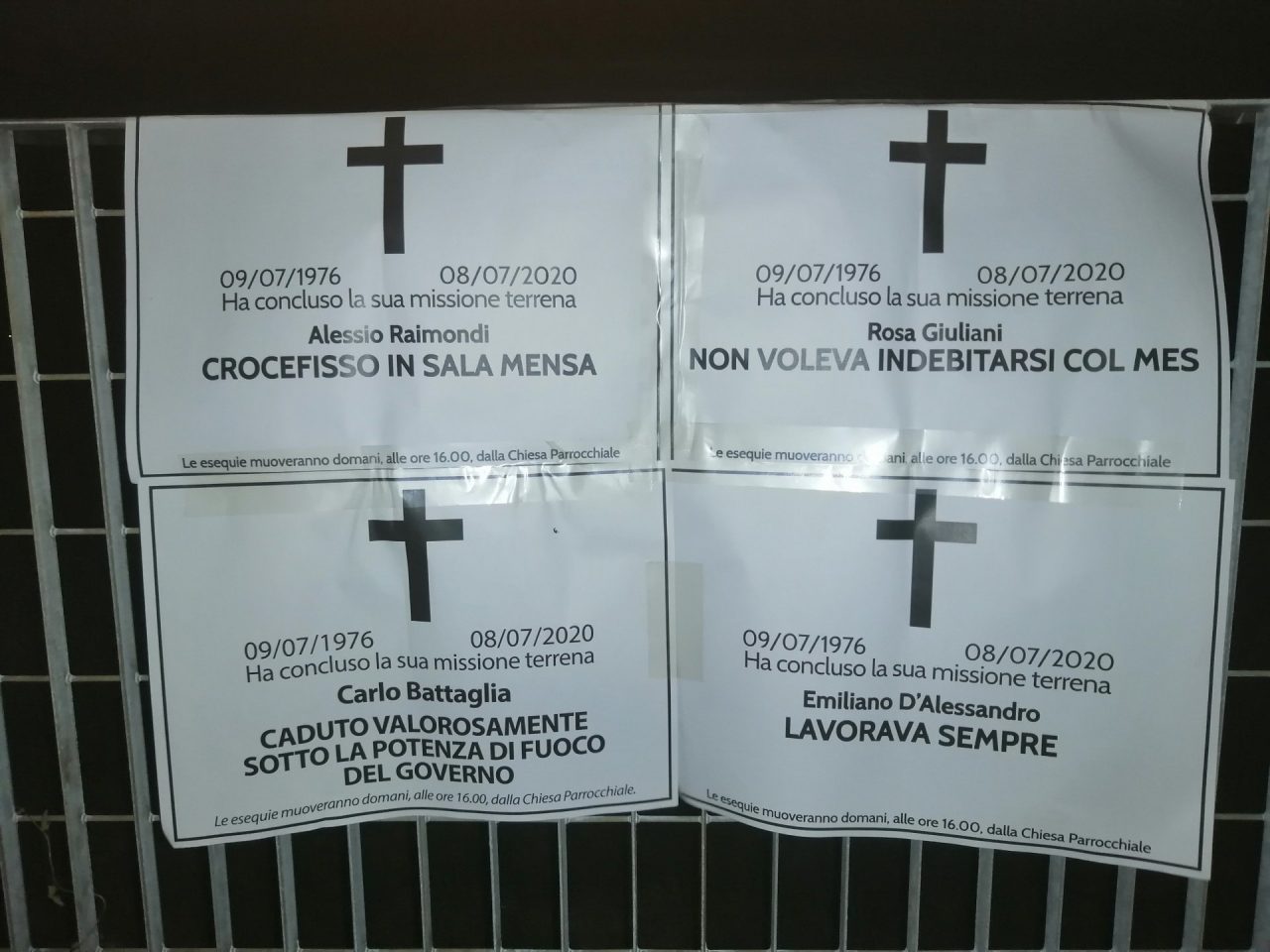 Necrologi alla sede INPS di Busto: “Morti aspettando la cassa integrazione”