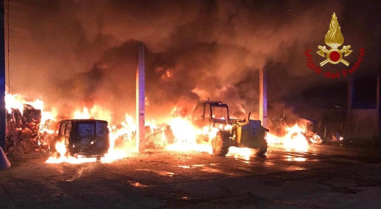 Devastante incendio in cascina bergamasca: bruciati 40 quintali di fieno FOTO