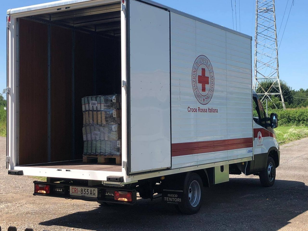 donazione della croce rossa a una luce fuori dal lager