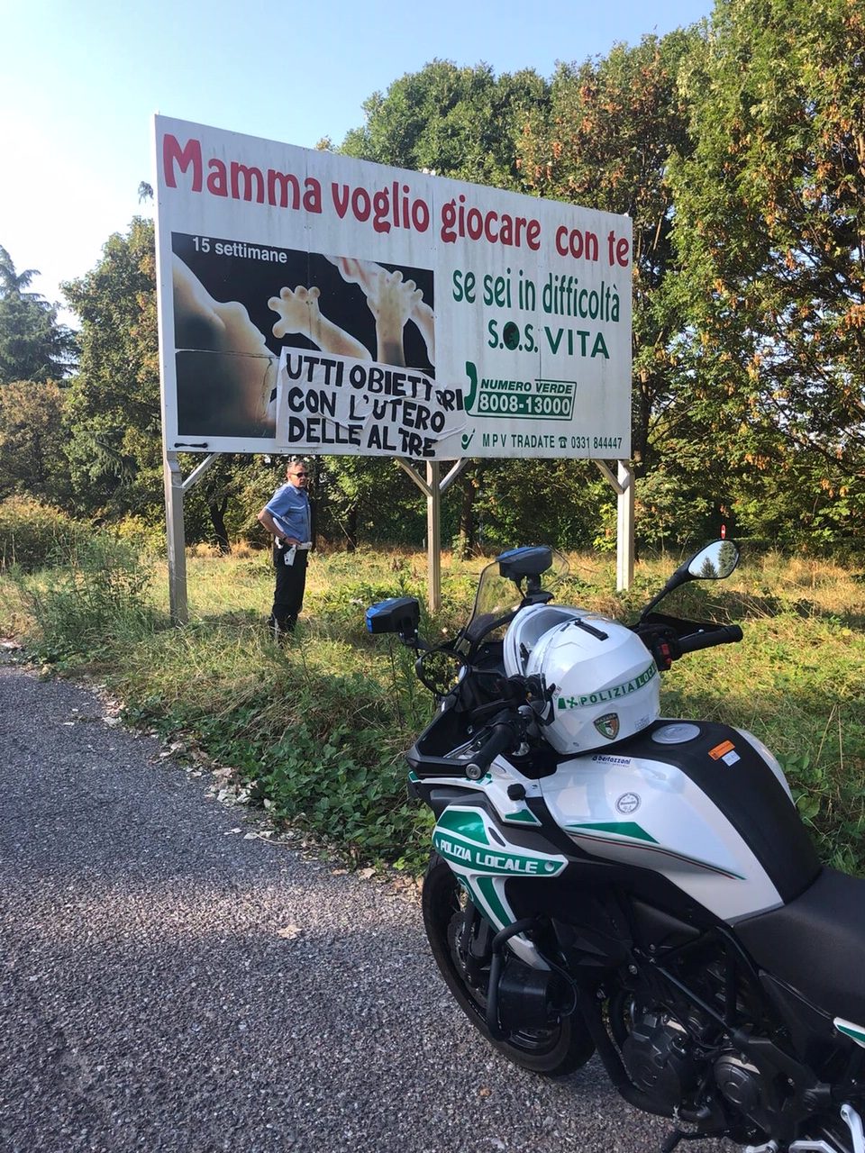 striscione sul cartellone anti-aborto di tradate