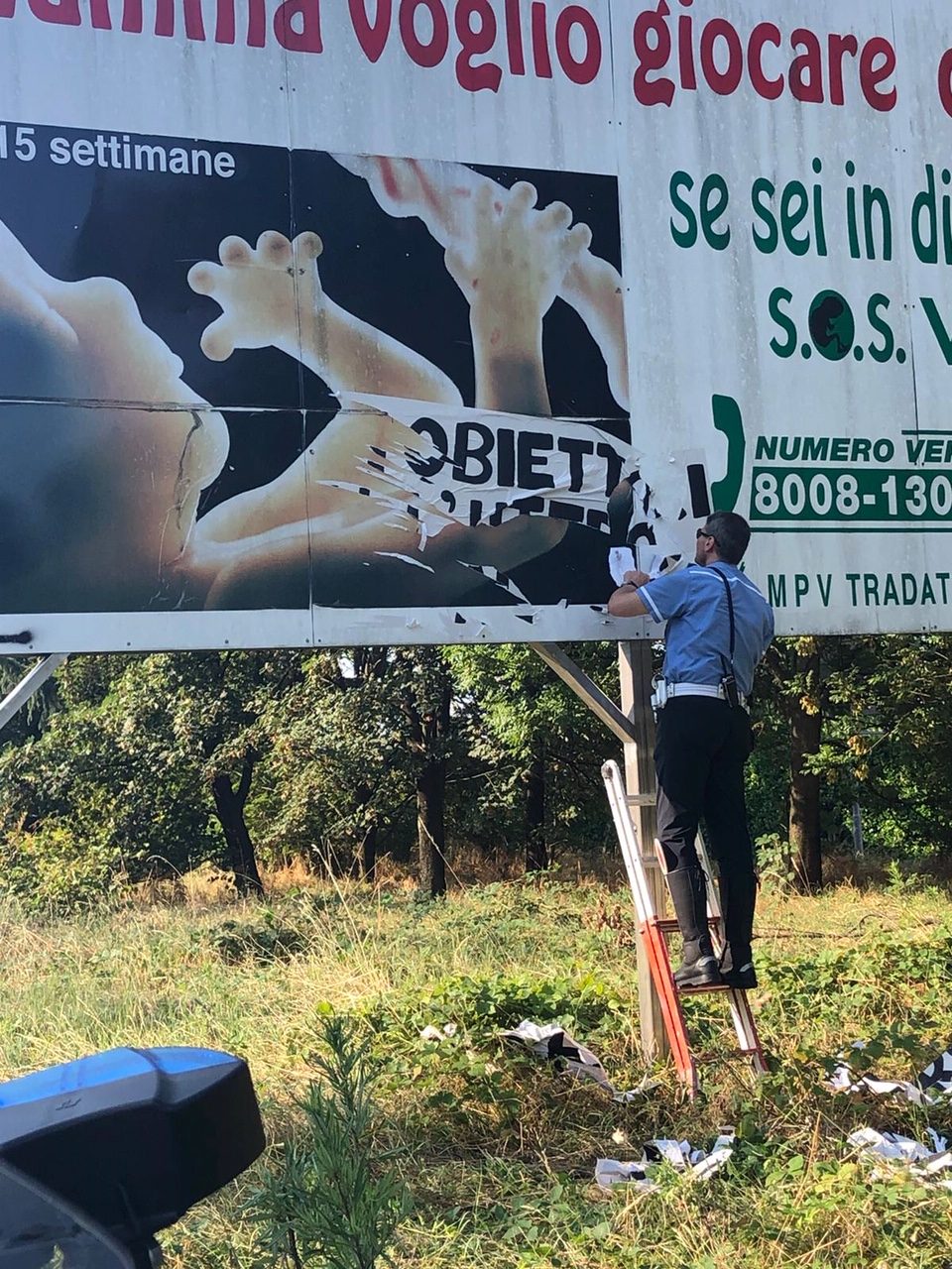 striscione sul cartellone anti-aborto di tradate