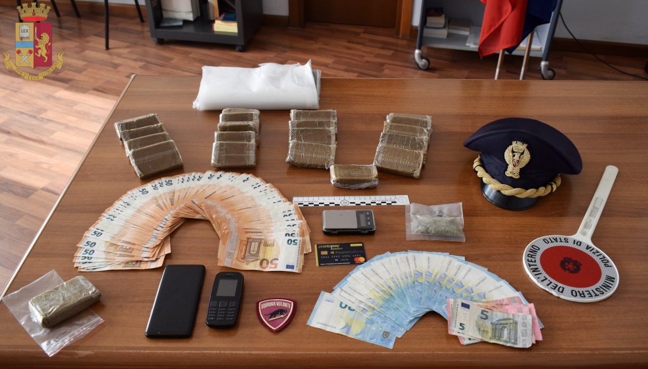 Due chili di hashish in casa e 5mila euro in contanti: gambiano arrestato