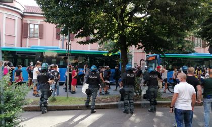 Telos bloccano le strade di Saronno al grido "Fontana e Salvini assassini"