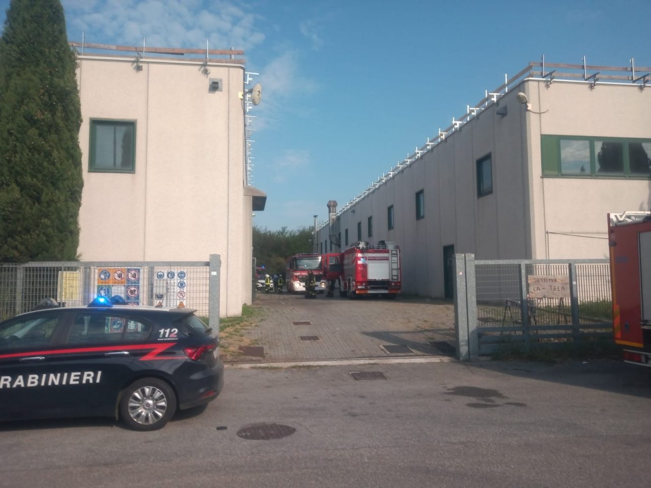 fiamme sul tetto di una ditta a mozzate