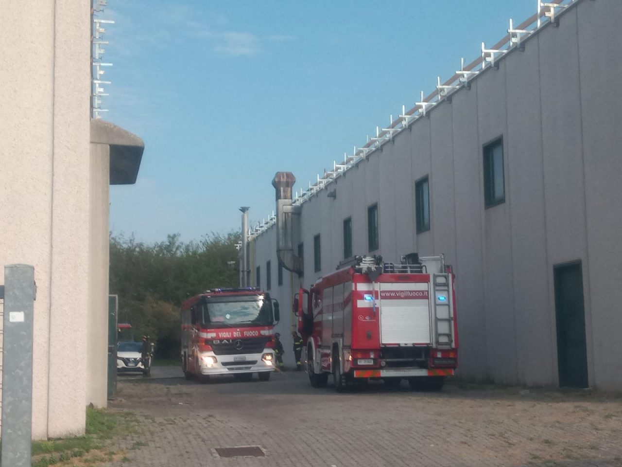 fiamme sul tetto di una ditta a mozzate