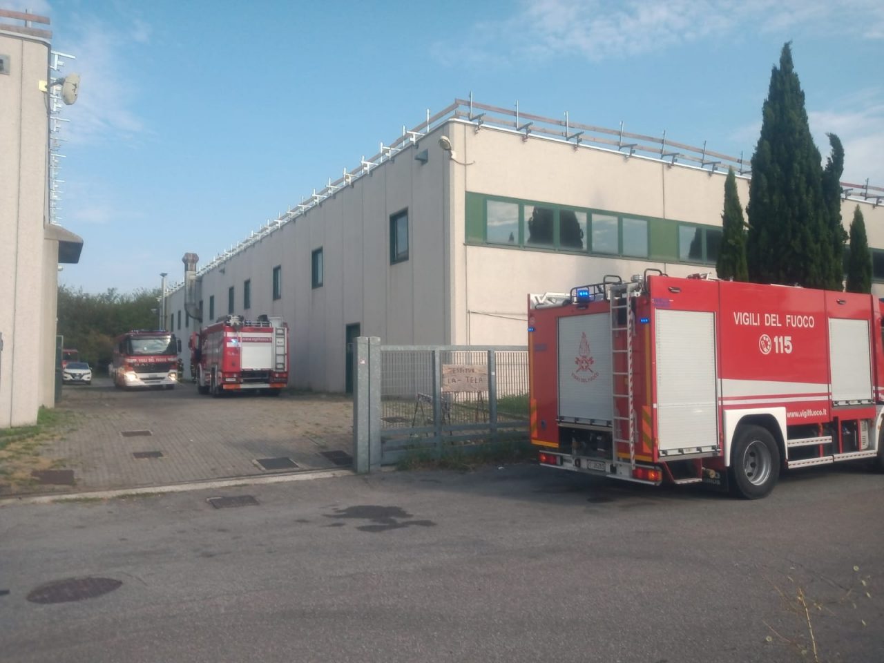 fiamme sul tetto di una ditta a mozzate
