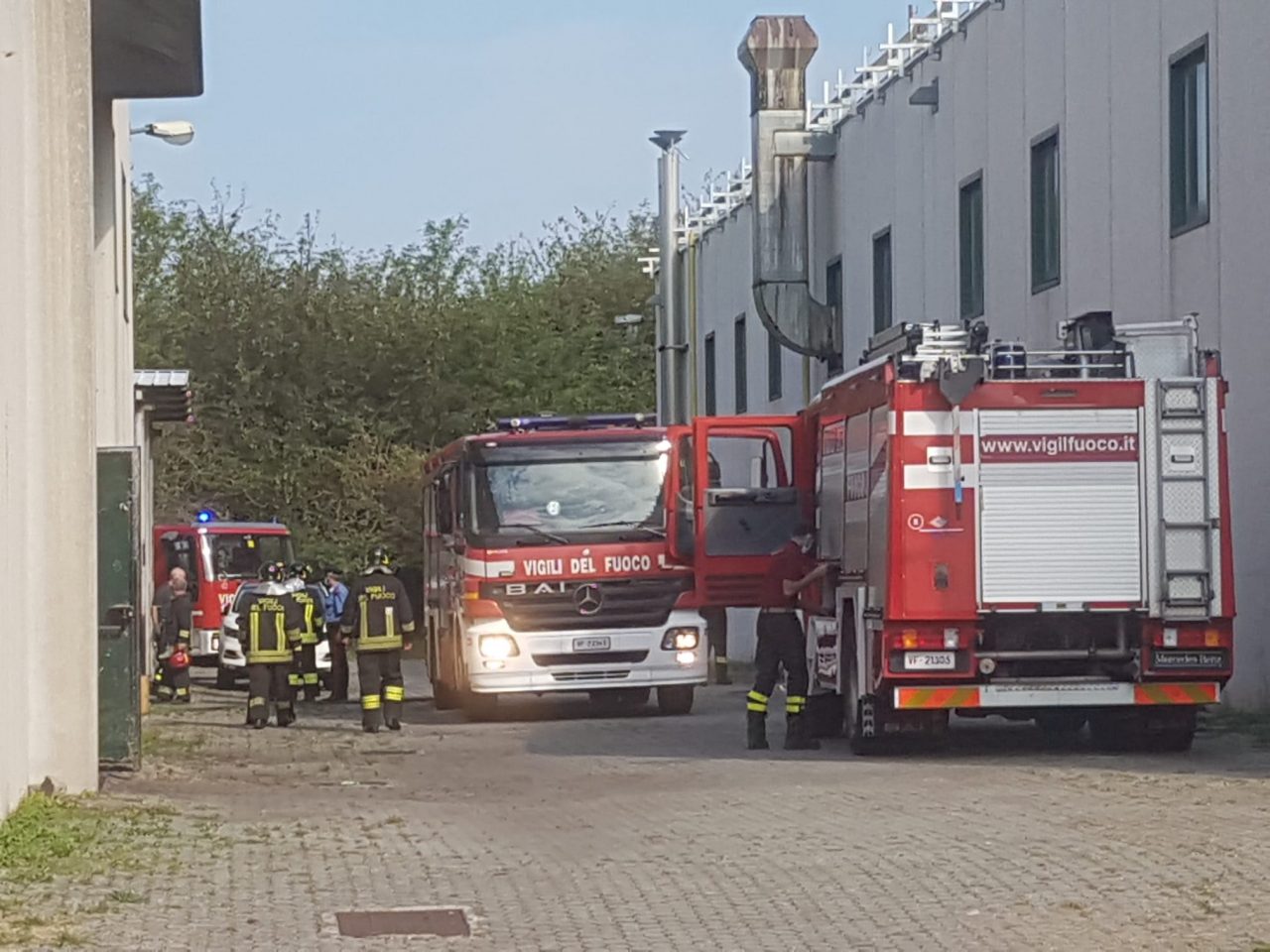 Fiamme sul tetto, Vigili del Fuoco intervengono in una ditta di Mozzate FOTO