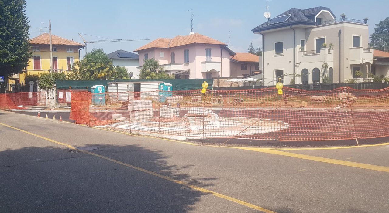 Tradate, completata la prima parte della rotonda di via Crestani