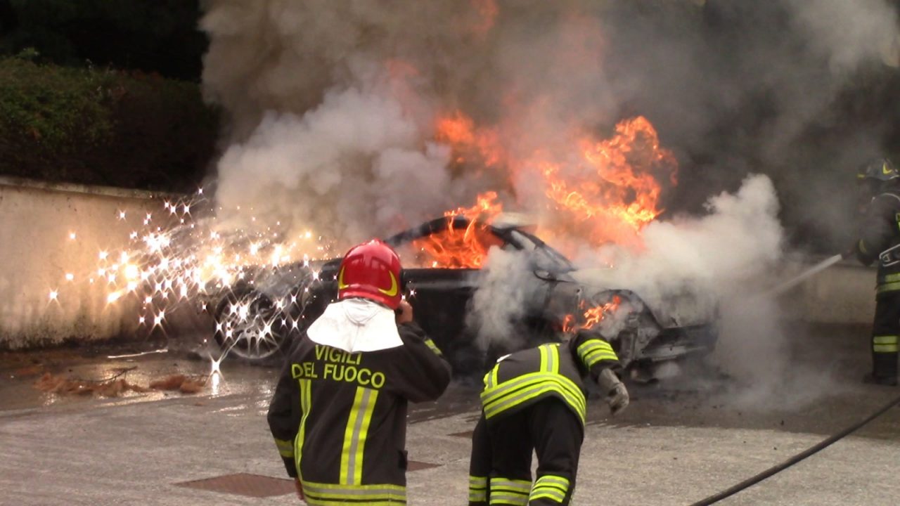 Fiamme alla casa di riposo: un’auto prende fuoco FOTO