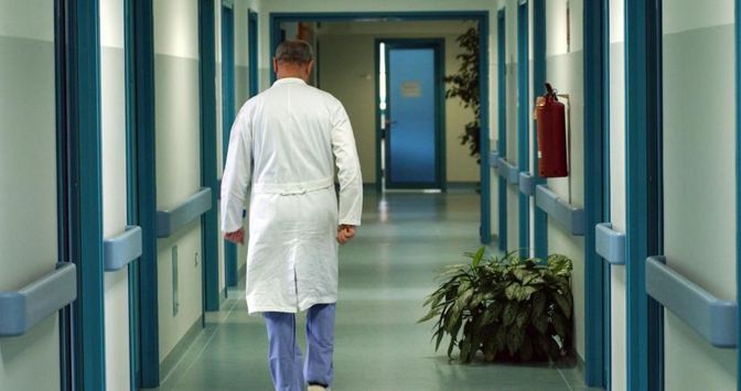 Insulti omofobi in sala operatoria: licenziato il medico dell’ospedale di Cittiglio
