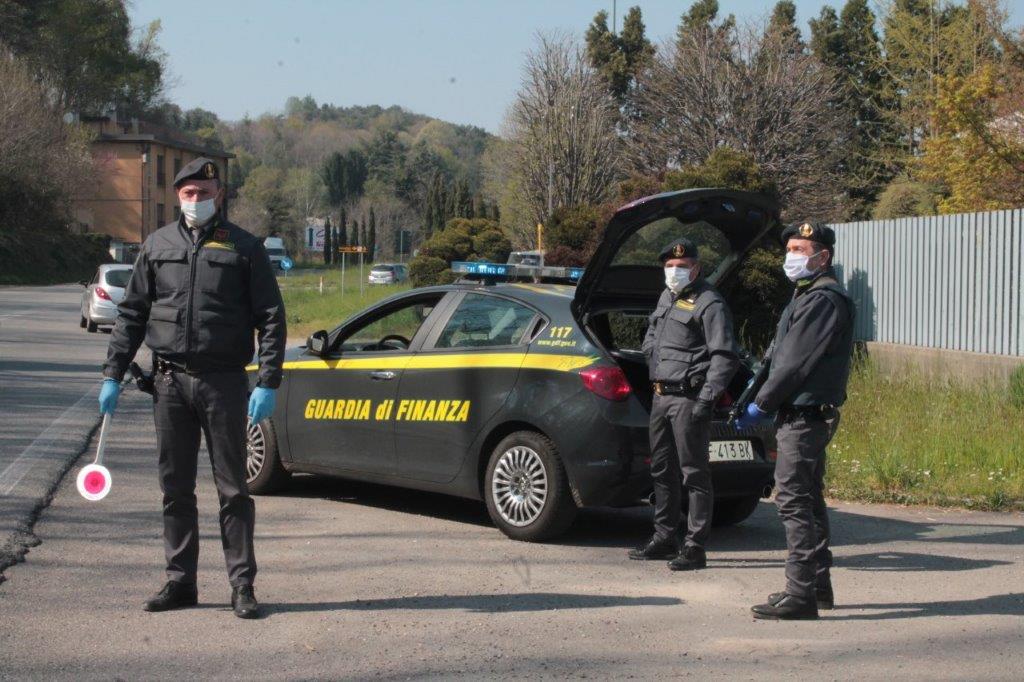Fugge all’alt alla dogana di Gaggiolo: “Ho una bomba a bordo”. Falso allarme, ma in casa trovata droga