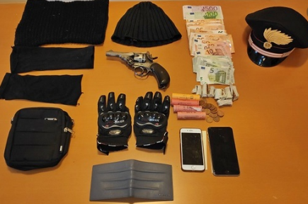 Rapina al Penny Market, inseguito e preso da un passante. Ora è in carcere
