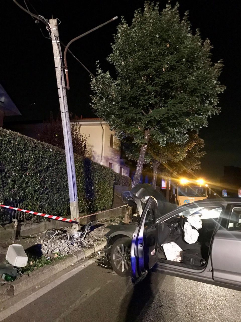 Si schianta contro un palo della luce, ma rimane illeso