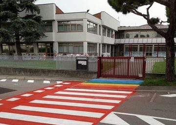 Marnate, fuori da scuola spunta… un arcobaleno