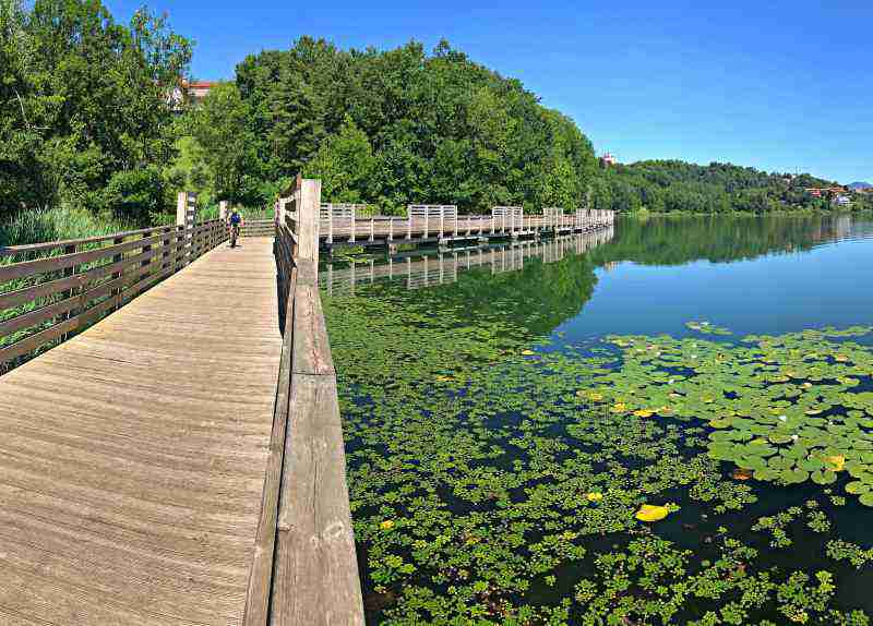Struttura rovinata, chiude un tratto della ciclabile del Lago di Comabbio