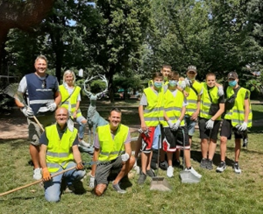 I giovani di Ceriano Laghetto puliscono il Giardinone