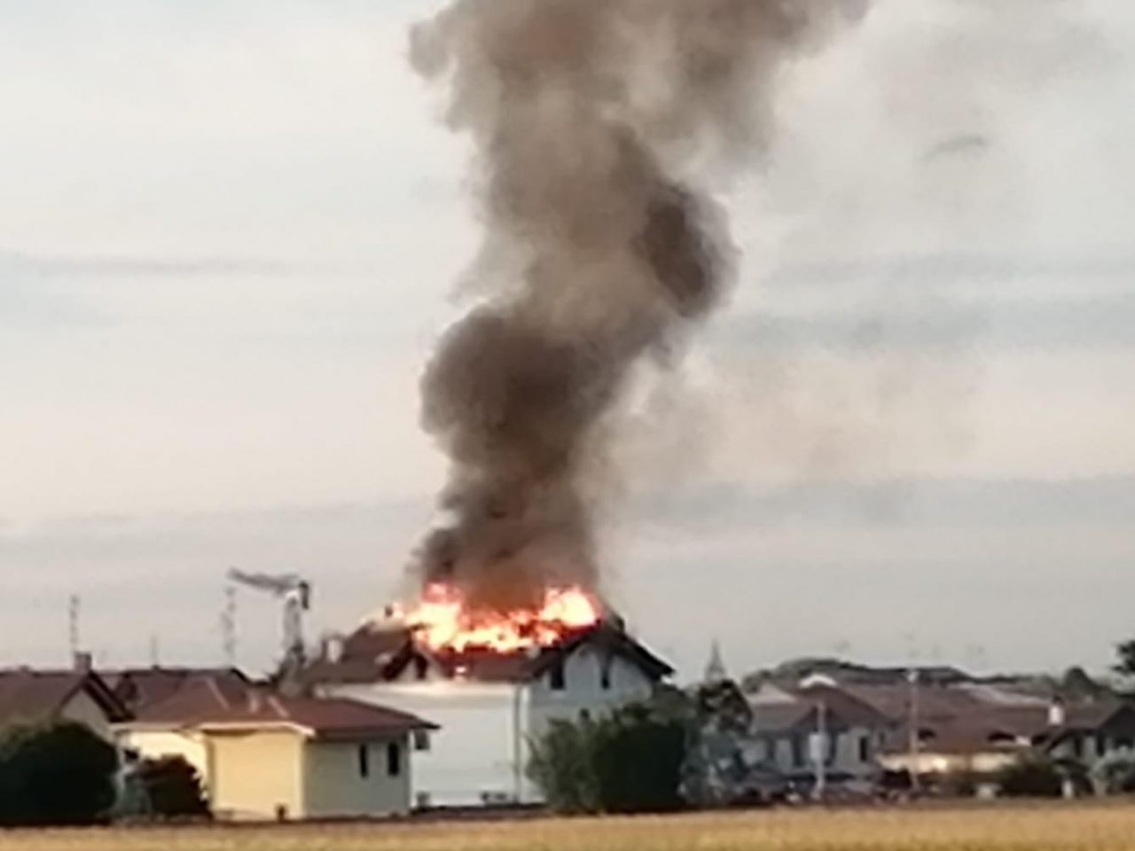 Tetto in fiamme: sei feriti, anche due bimbi e un nonno