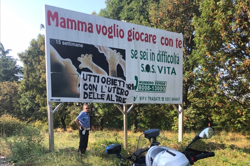 Striscione sul cartellone anti-aborto di Tradate: “Tutti obiettori con l’utero delle altre”