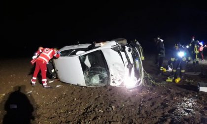 Finisce nel campo e resta schiacciato dalla sua auto