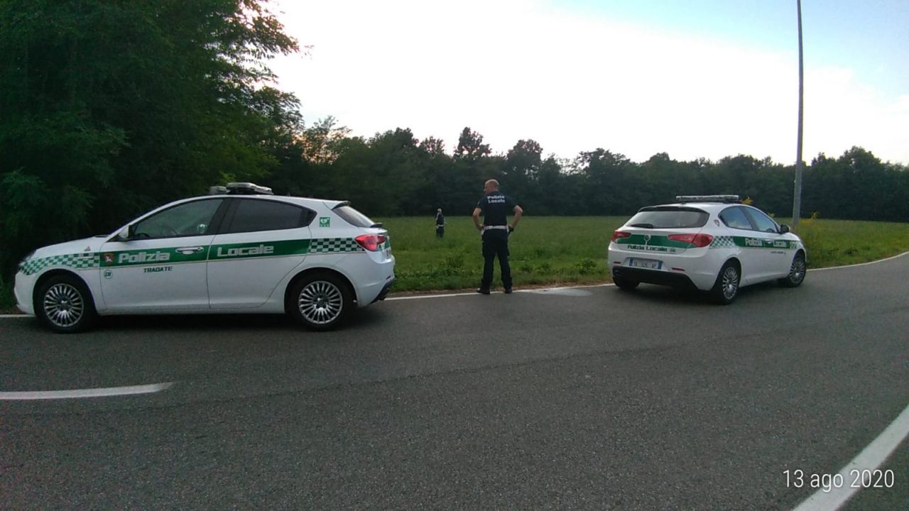Fugge su un’auto rubata, rischia di investire un agente e finisce fuori strada