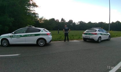 Fugge su un'auto rubata, rischia di investire un agente e finisce fuori strada