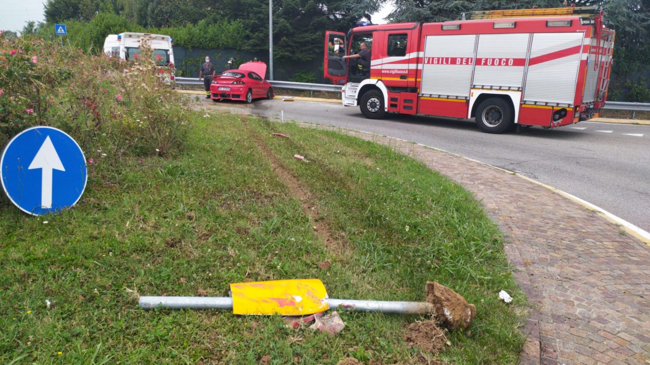 Plana sulla rotonda e finisce contro il guard-rail FOTO
