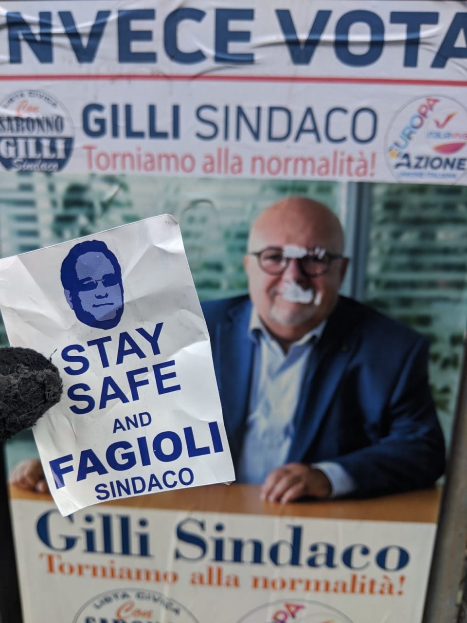 Saronno, adesivi “Fagioli sindaco” sui manifesti di Gilli e Silighini