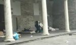 Strappa le coperte a un senzatetto, bufera sull'assessore alle Politiche Sociali di Como VIDEO