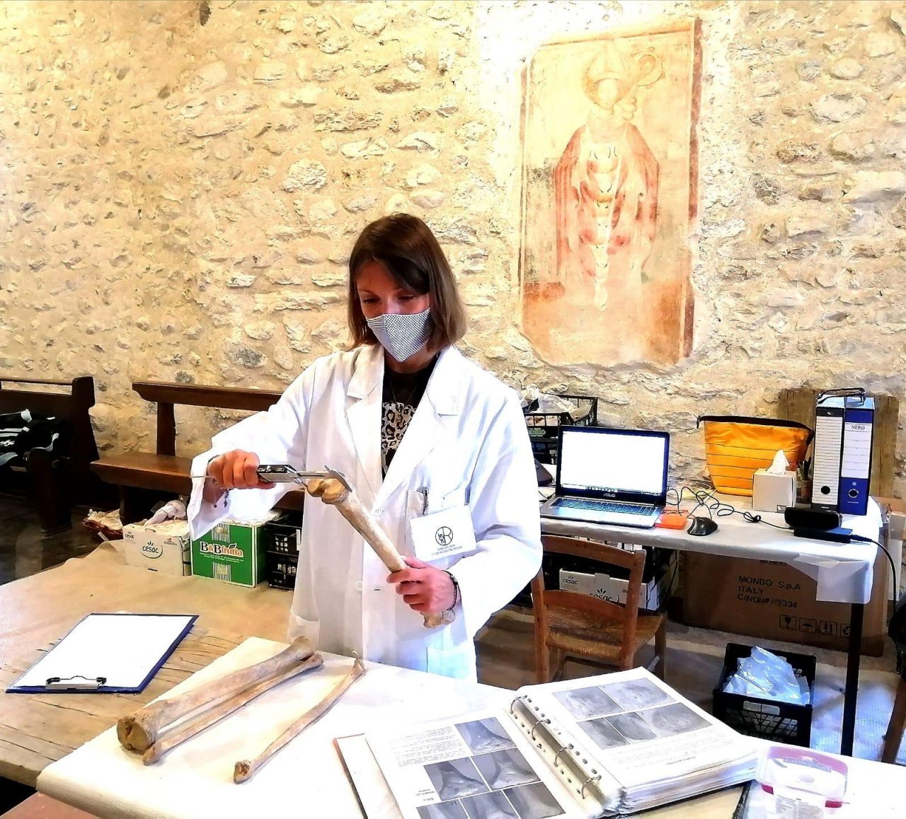 Studiosi dell'insubria nel fiume di ossa sotto vercelli