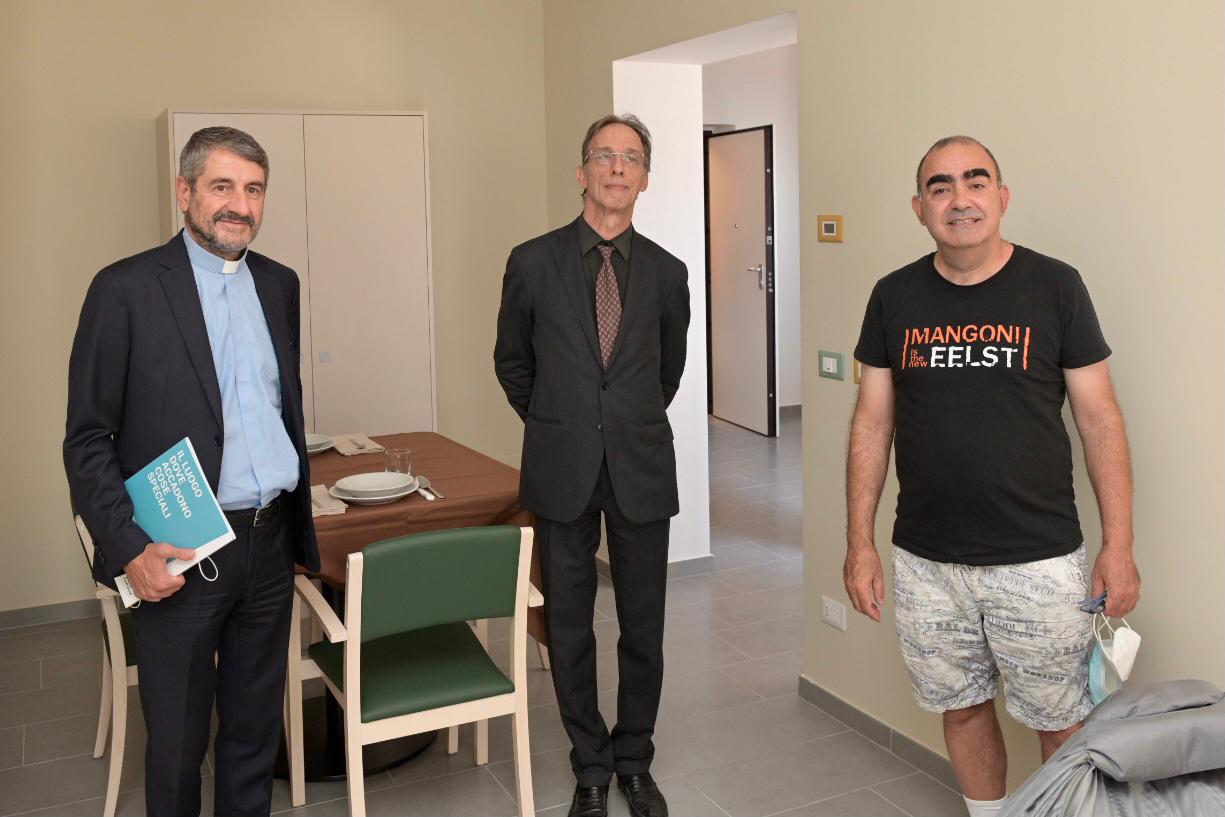 Blu Home: taglio del nastro (con Elio) degli appartamenti per l’autismo di Sacra Famiglia