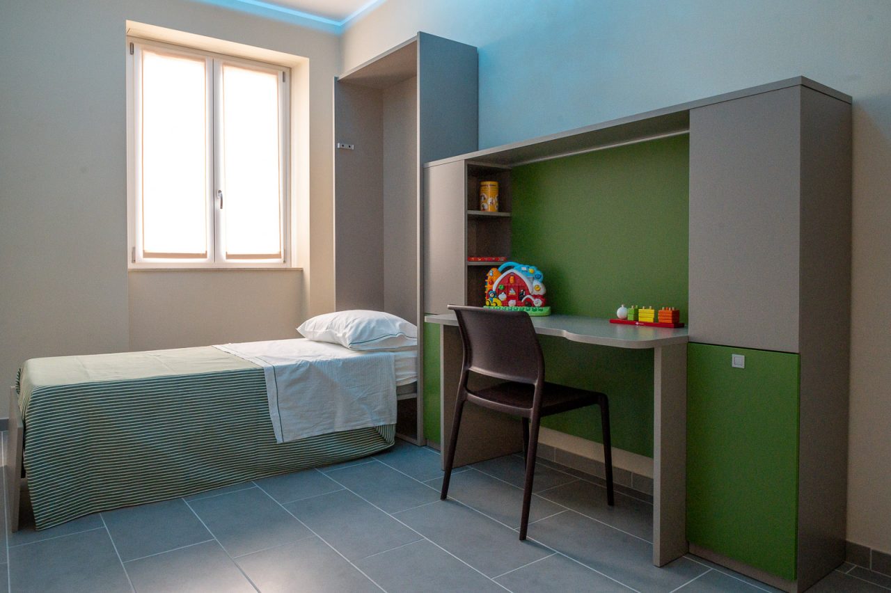 sacra famiglia appartamenti blu home taglio del nastro