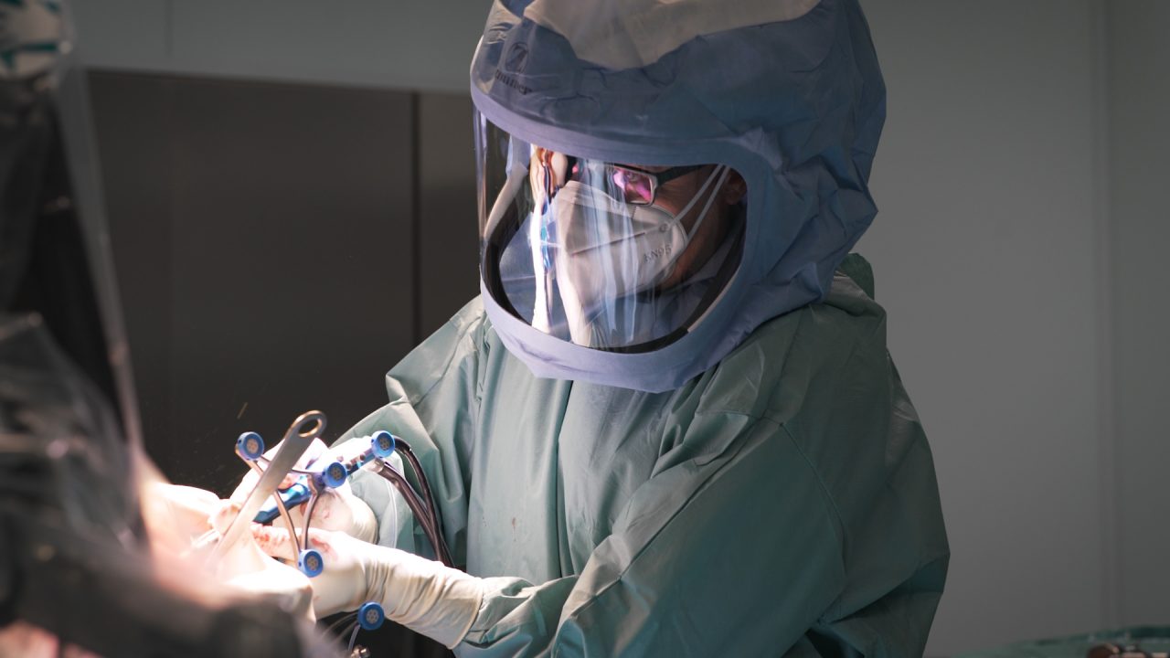 Intelligenza artificiale in sala operatoria: due robot per le operazioni al ginocchio VIDEO