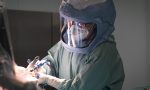 Intelligenza artificiale in sala operatoria: due robot per le operazioni al ginocchio VIDEO