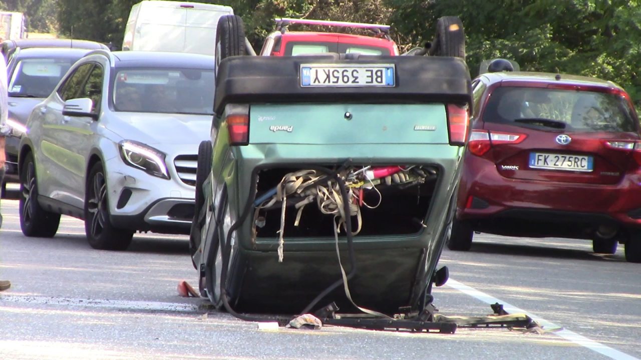 Ribaltamento in via Circonvallazione a Gorla, feriti due anziani