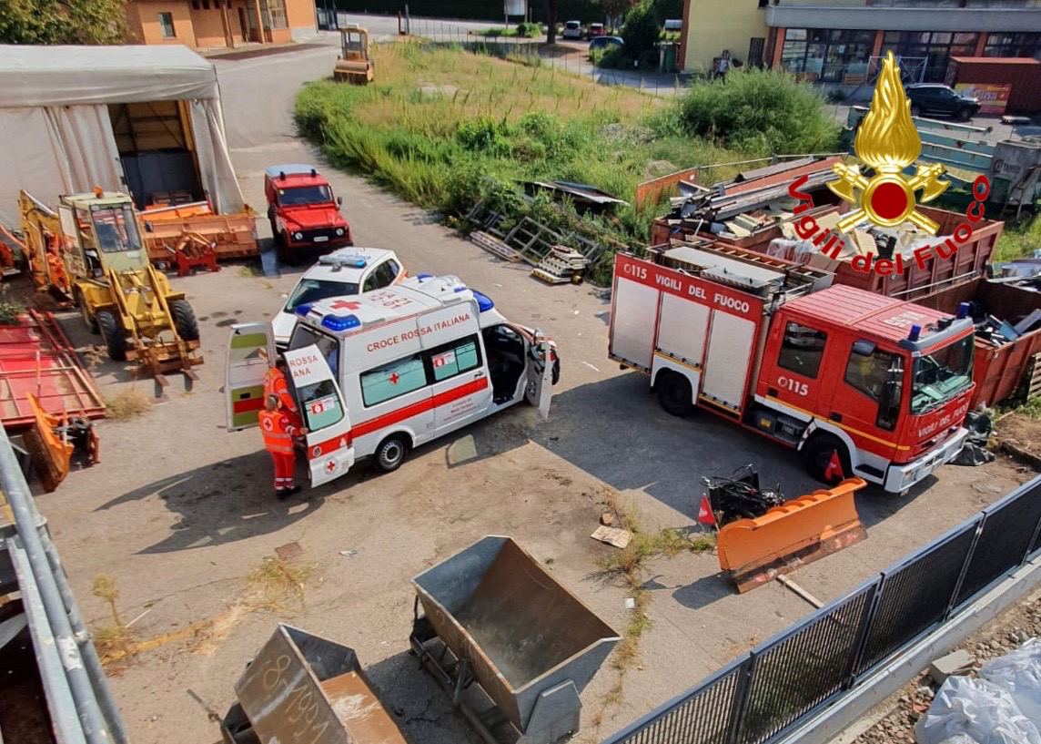 Operaio cade dal tetto di un edificio a Besozzo, Vigili del Fuoco sul posto
