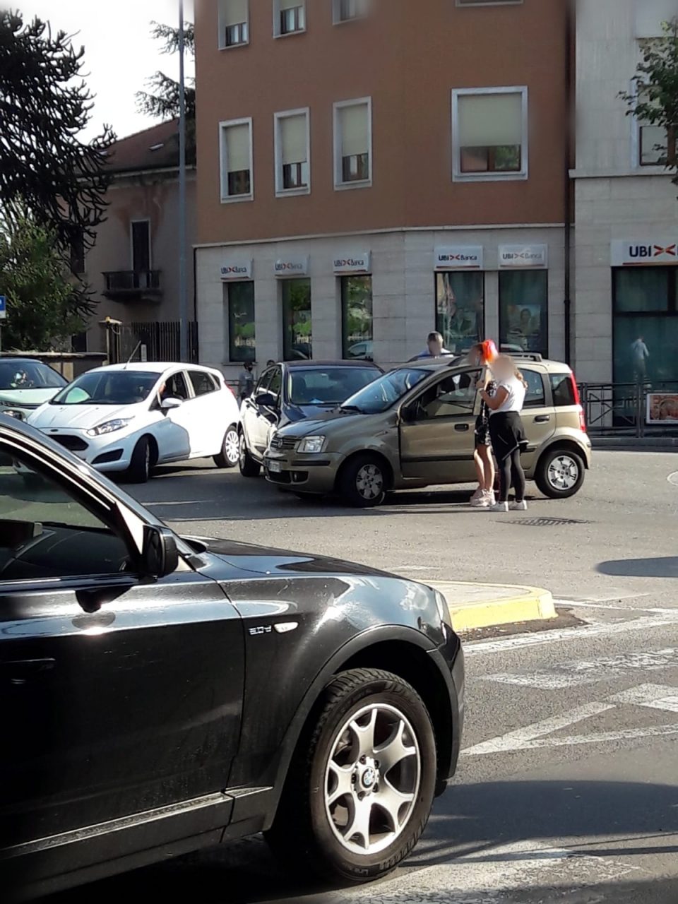 Incidente alla nuova rotonda di Cislago, si riaccende il problema sicurezza