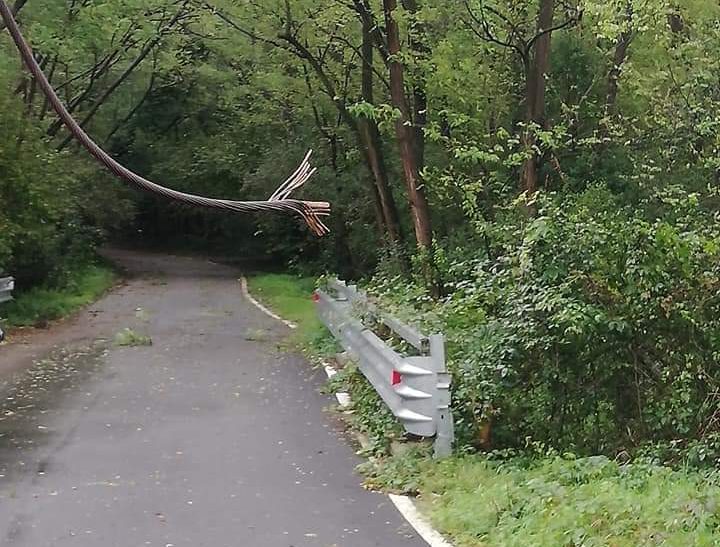 Cade un albero, cavi tranciati: Gornate senza corrente per ore