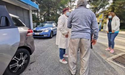 A piedi in autostrada: anziano salvato da un automobilista