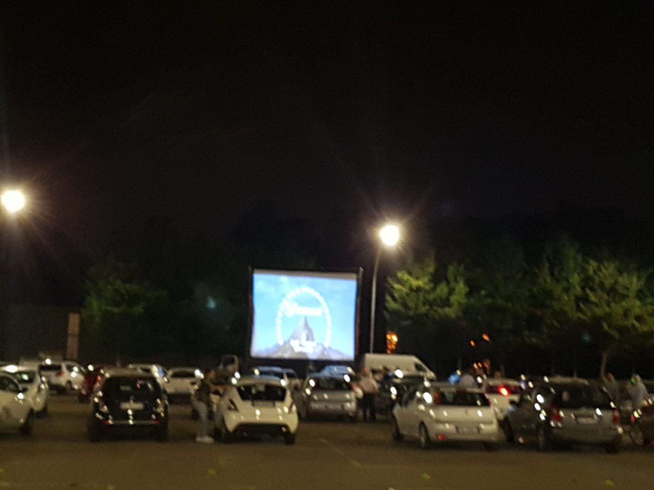 Sfida la pioggia, una prima di successo per il drive-in