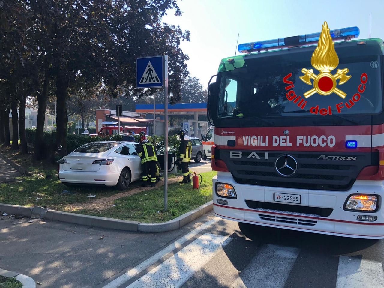 Perde il controllo dell’auto e finisce fuori strada