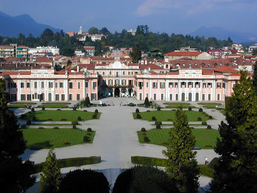 Inseguiva due ragazzine ai Giardini Estensi coi pantaloni abbassati, denunciato