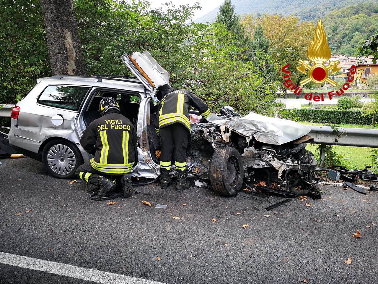 Perde il controllo dell’auto e si schianta contro la pianta e il guard- rail