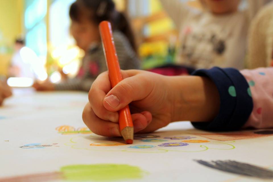 Como, scuole chiuse da domani e i genitori chiedono aiuto. Cgil: “Servono nuovi permessi straordinari per accudire i figli”