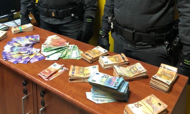 Verso la Svizzera con migliaia di euro e franchi in un doppio fondo: denunciato per riciclaggio